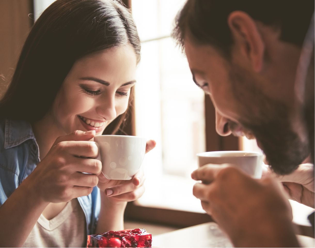 Loving coffee. Мужчина и женщина пьют чай. Пара пьет кофе. Парень и девушка пьют кофе. Парень и девушка пьют чай.