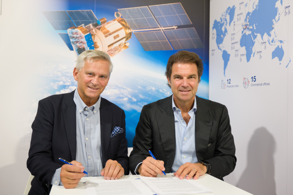 Federico Zoppas, Managing Director of Zoppas industries Healting Element Technologies signing partneship contract with Managing Director of APR Technologies AB